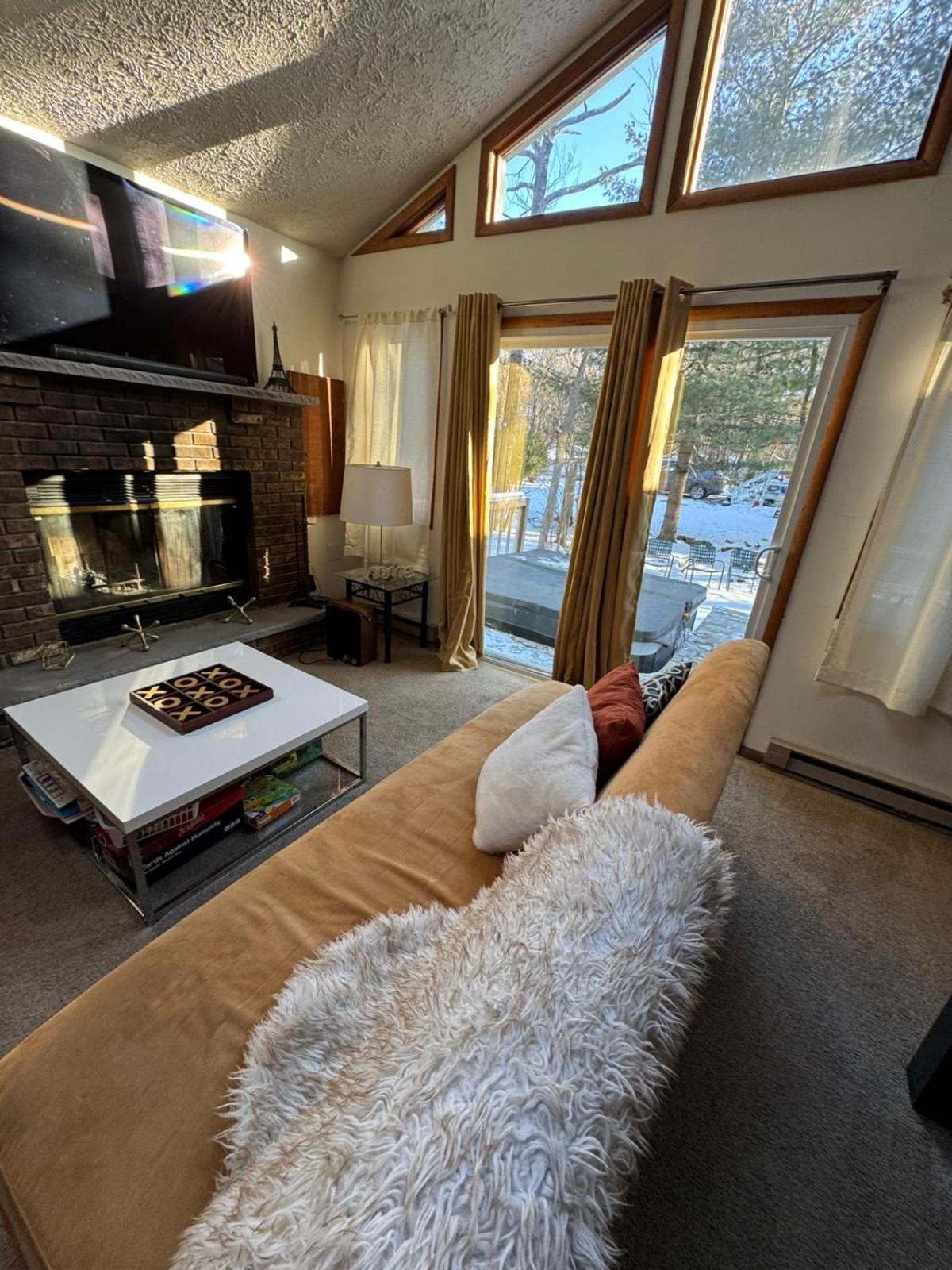 Ambiance - King Bed Cabin, Jetted-Tub & Fireplace Tobyhanna Kültér fotó